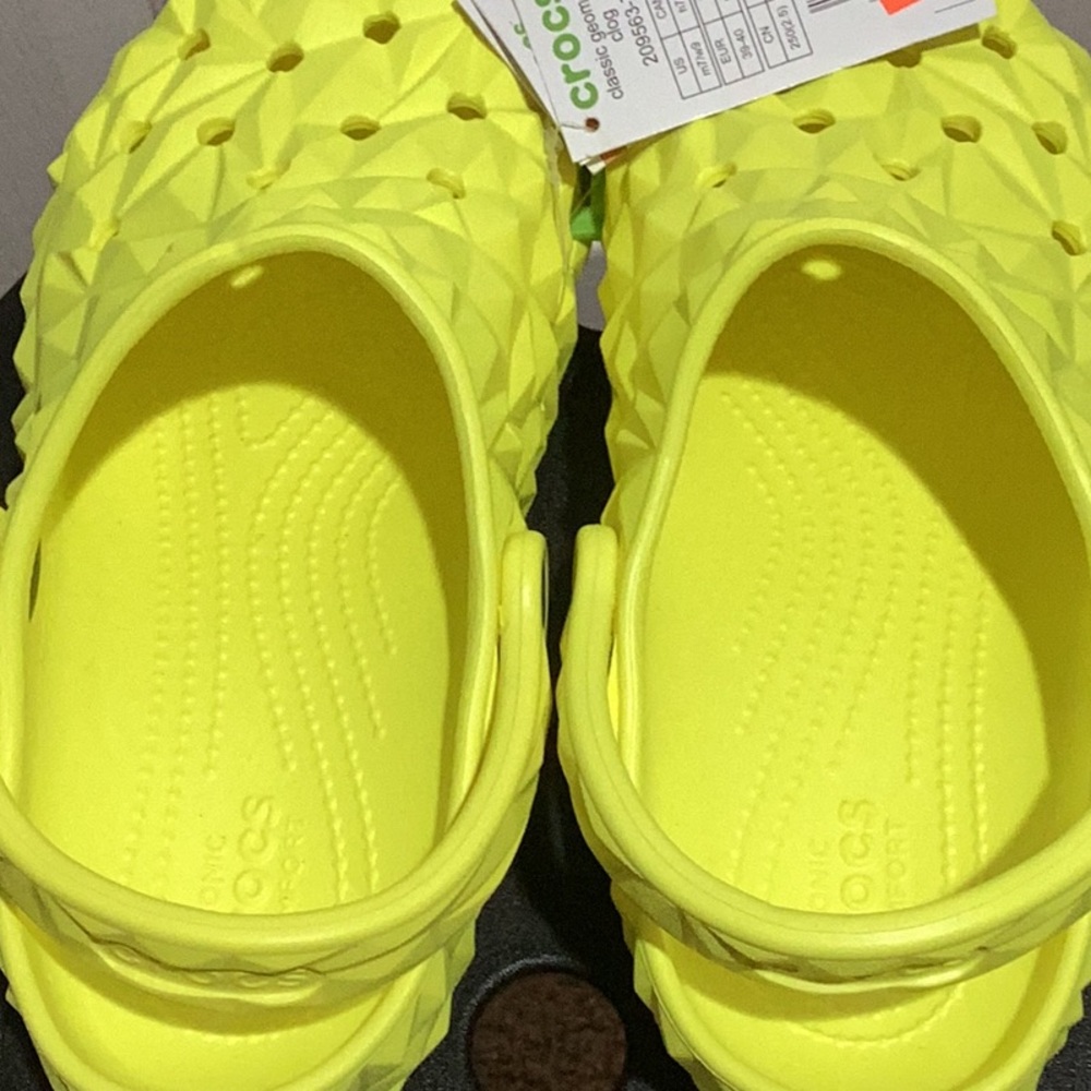 CROCS Classic Geometric Clog - Size 9 - Picture 3 of 6